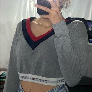 Tommy Hilfiger Gray Cropped V‑Neck Sweatshirt with Red & Navy Trim